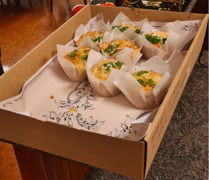 Our natural kraft handled catering trays are perfect for transporting and  displaying your catered food. This catering tray perfectly holds one full